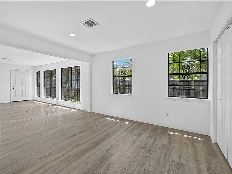 2402 E Overton Rd #NA - Photo 7 of 21