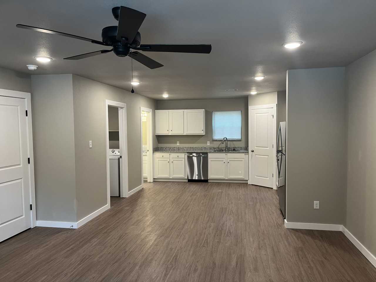 1120 Seals St #C - Photo 2 of 7
