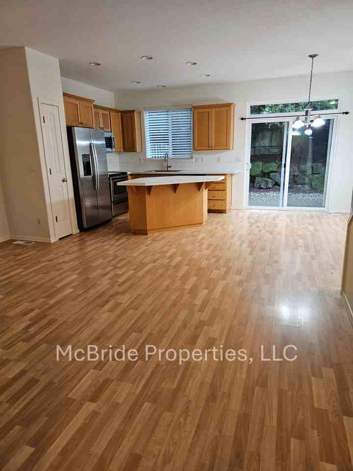 1659 Ne 10th Pl #1659 - Photo 3 of 9