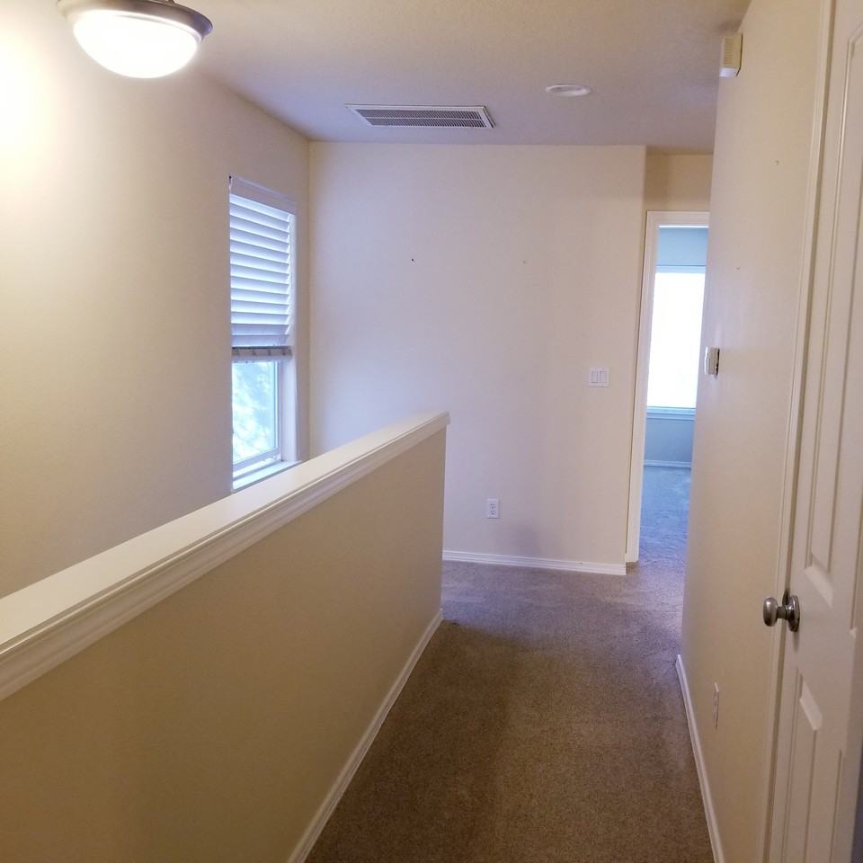 1659 Ne 10th Pl #1659 - Photo 5 of 9