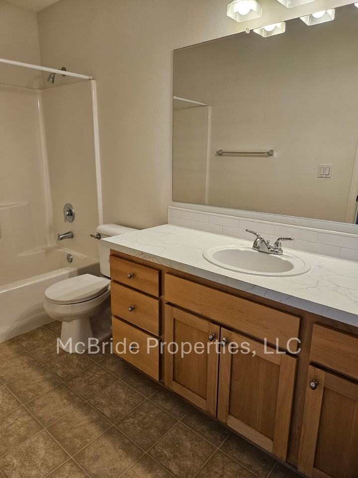 1659 Ne 10th Pl #1659 - Photo 6 of 9