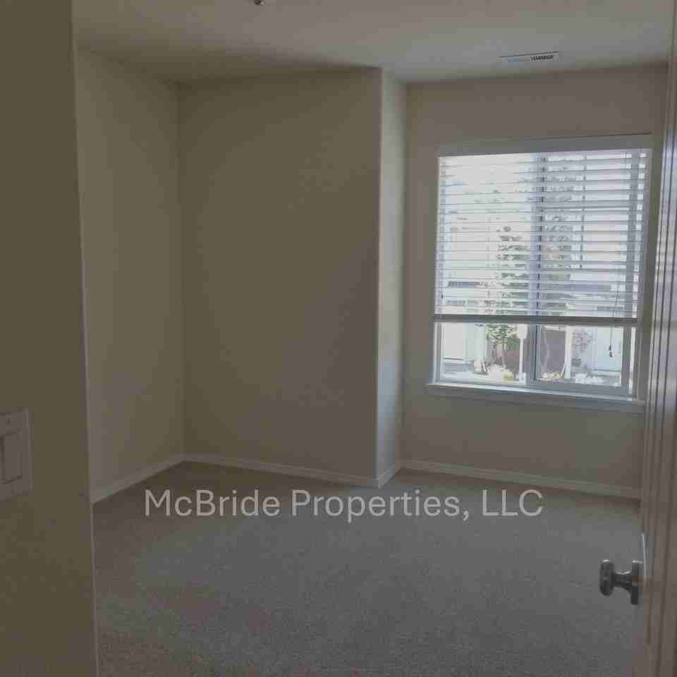 1659 Ne 10th Pl #1659 - Photo 7 of 9