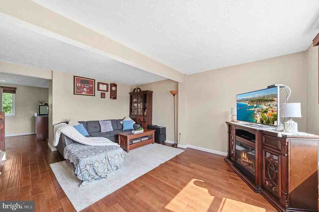 7037 Hames Ct - Photo 3 of 21