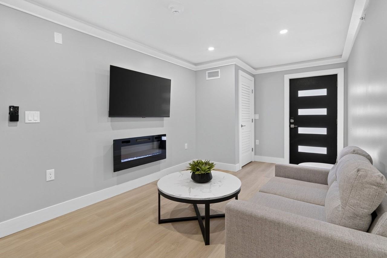THE SUMMIT at 201 OAK AVENUE - Photo 5 of 50