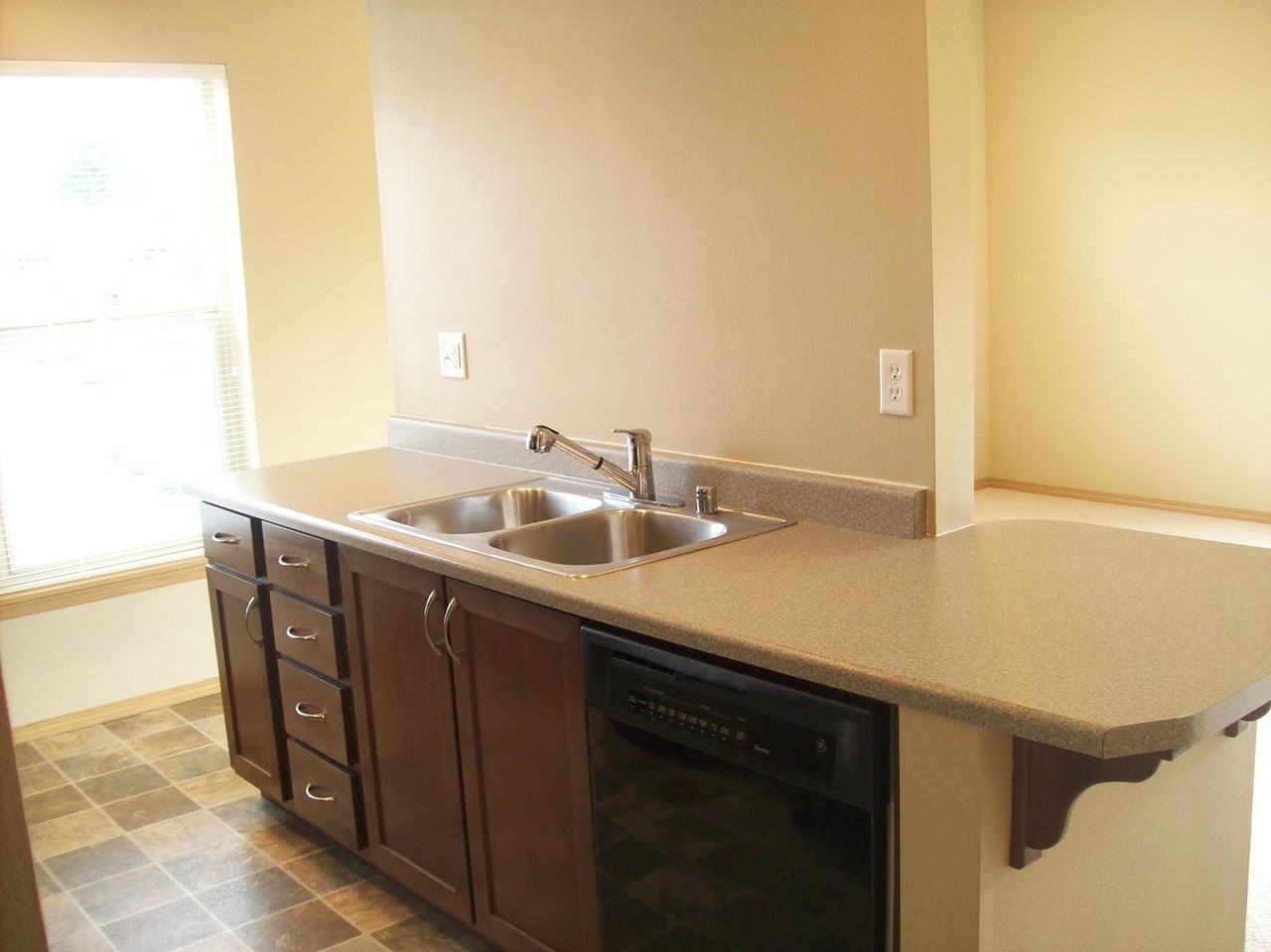 Mckenze Square Apartments - Photo 5 of 27