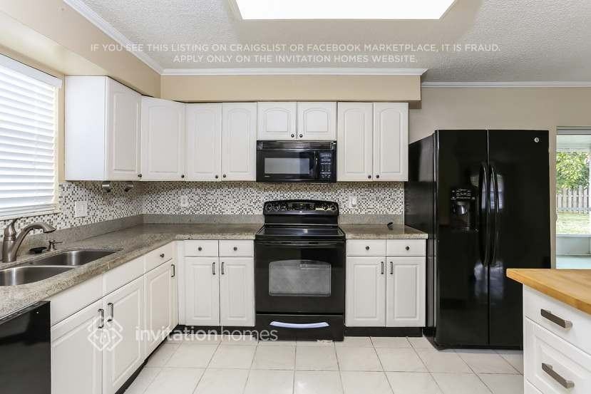 10685 Ember St - Photo 2 of 21
