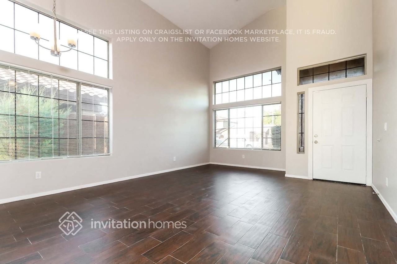 2125 S 114th Ln - Photo 2 of 15