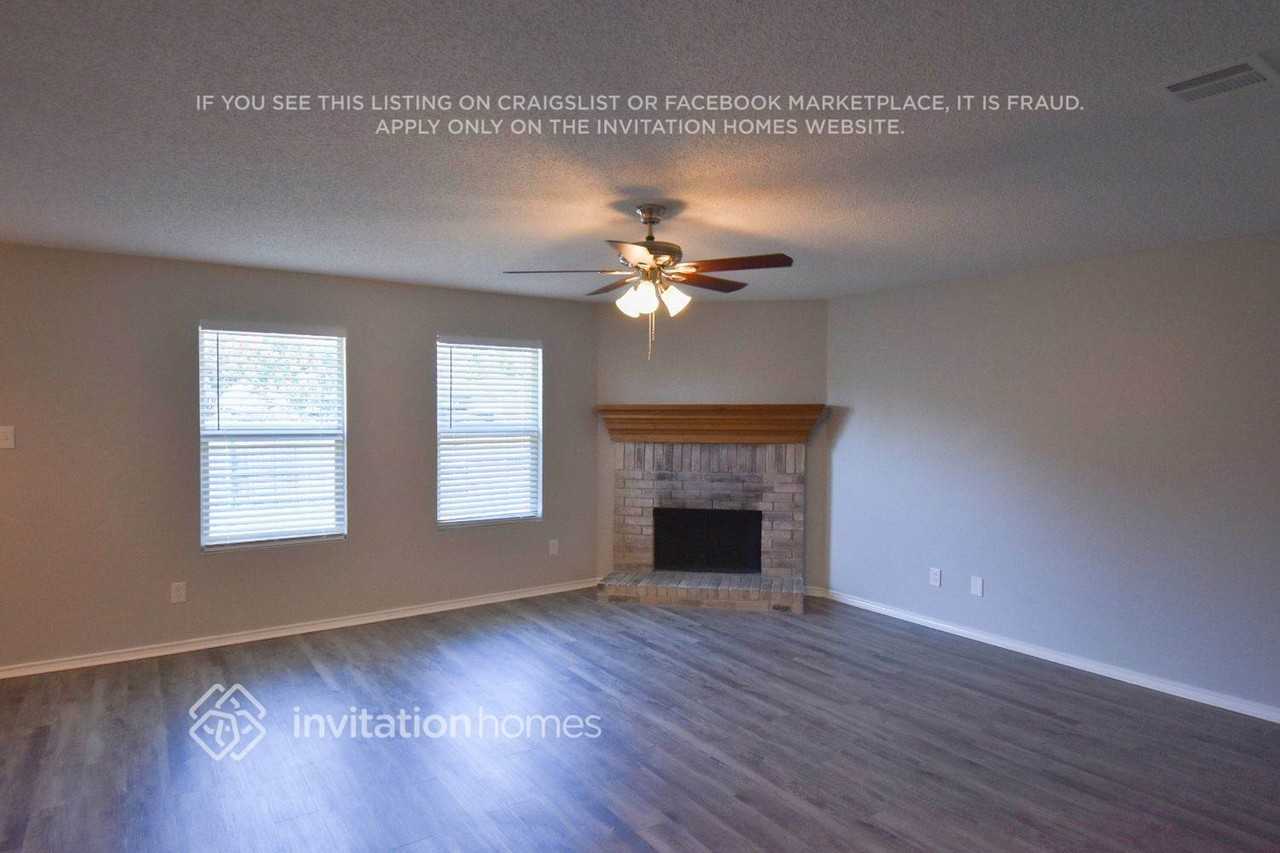 1202 Leeward Ln - Photo 2 of 11