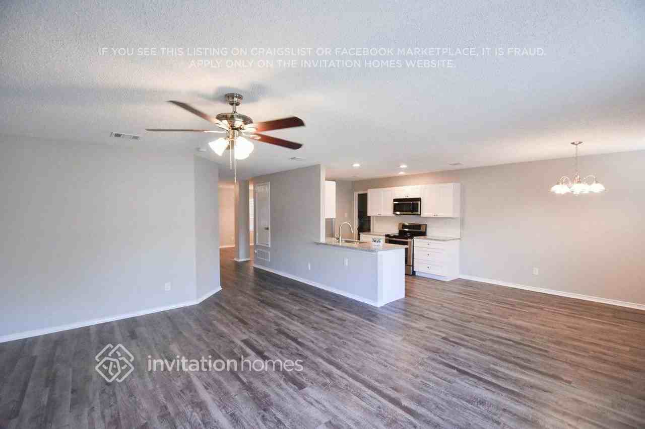 1202 Leeward Ln - Photo 3 of 11