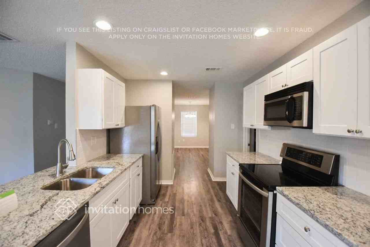 1202 Leeward Ln - Photo 4 of 11