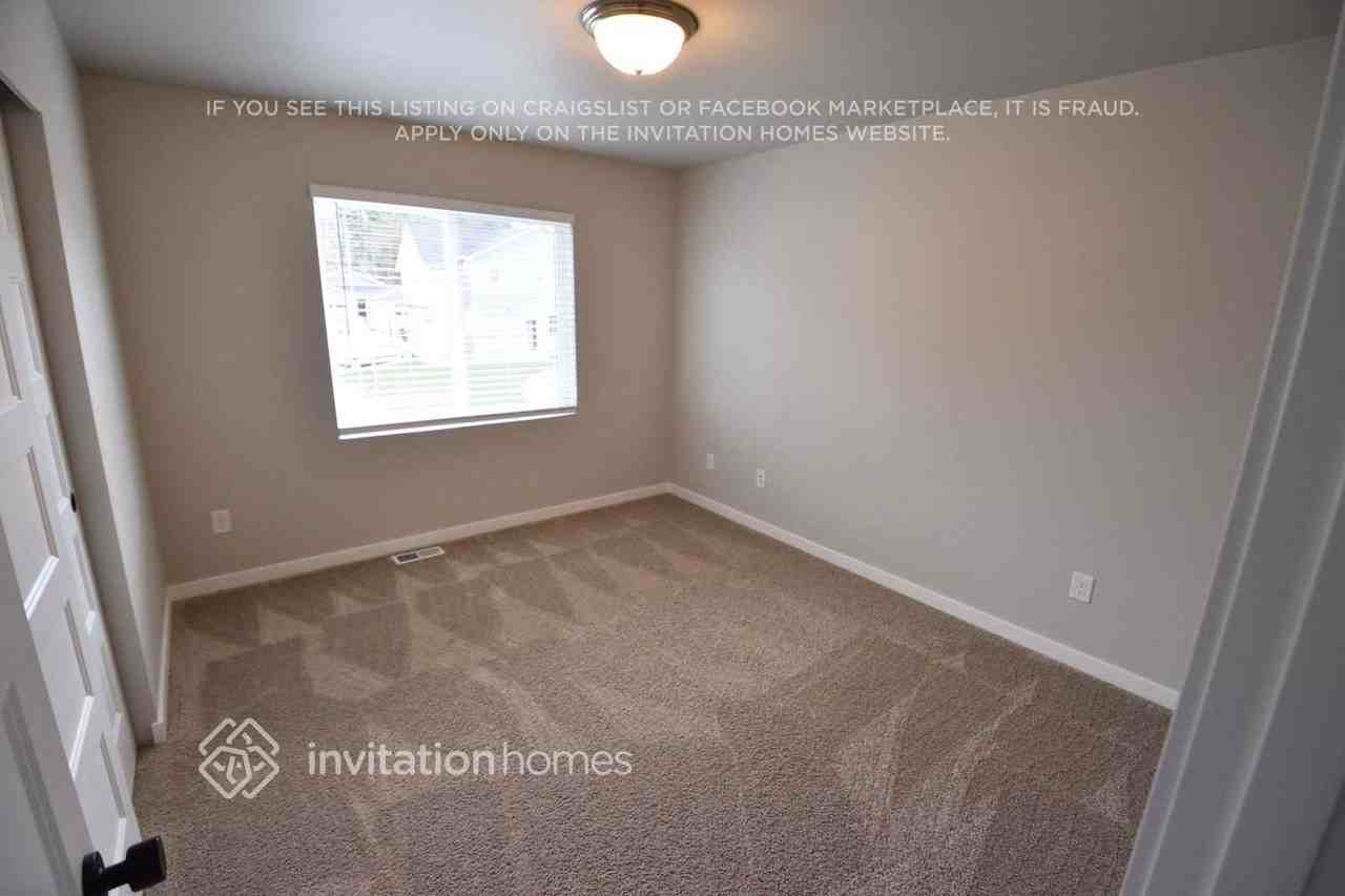 4700 61st Dr Ne - Photo 5 of 10