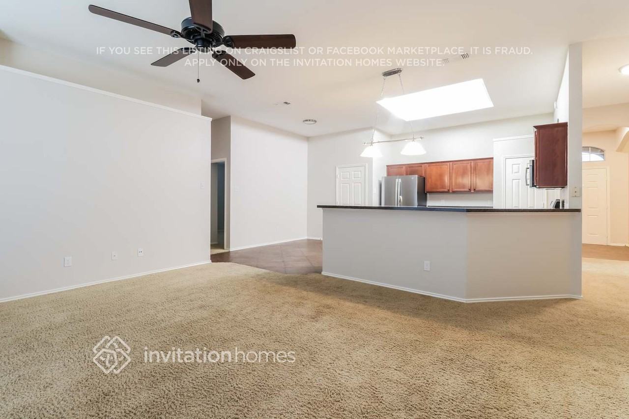 606 Ember Ln - Photo 4 of 17