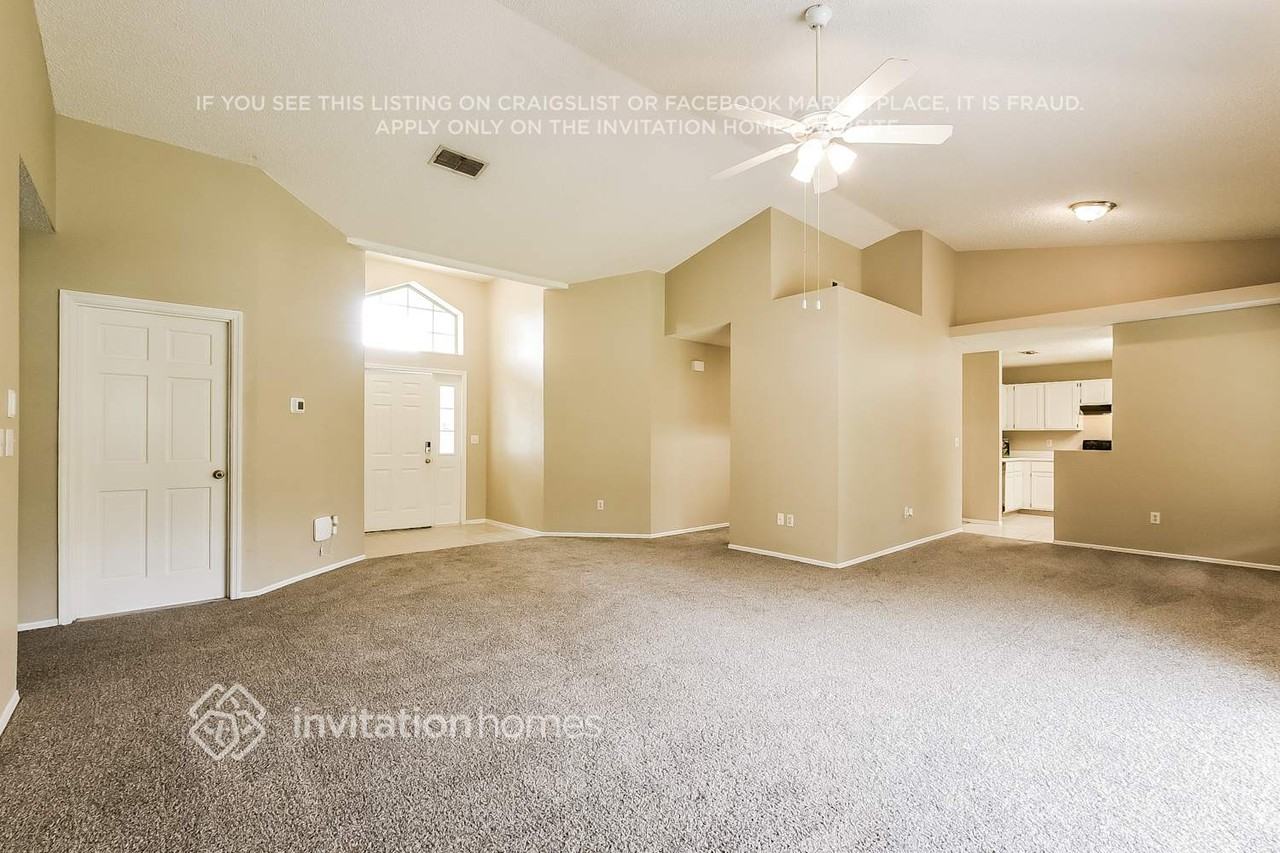 435 Country Wood Cir - Photo 3 of 17