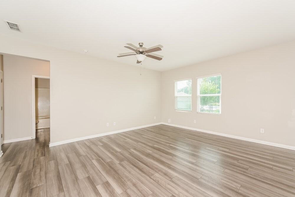 49 Hyde Park - Photo 4 of 17