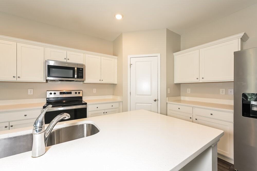 49 Hyde Park - Photo 7 of 17