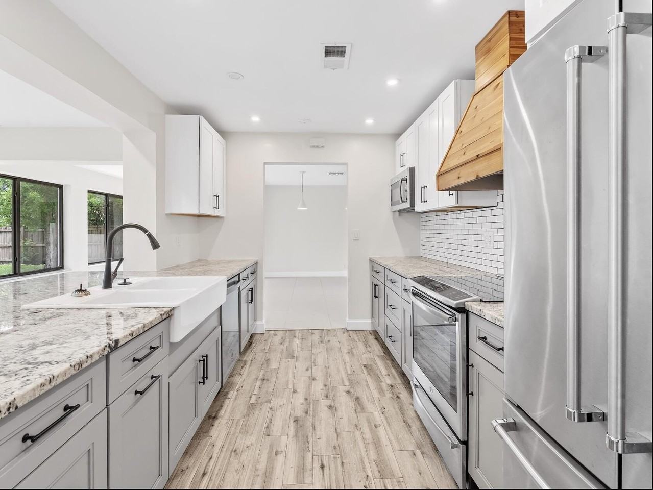 909 Se 14th Dr - Photo 5 of 31