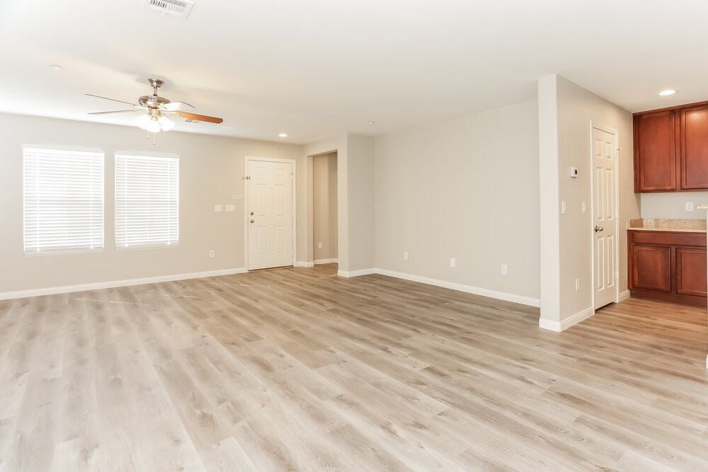 10713 Mystic Shore Ave - Photo 5 of 17