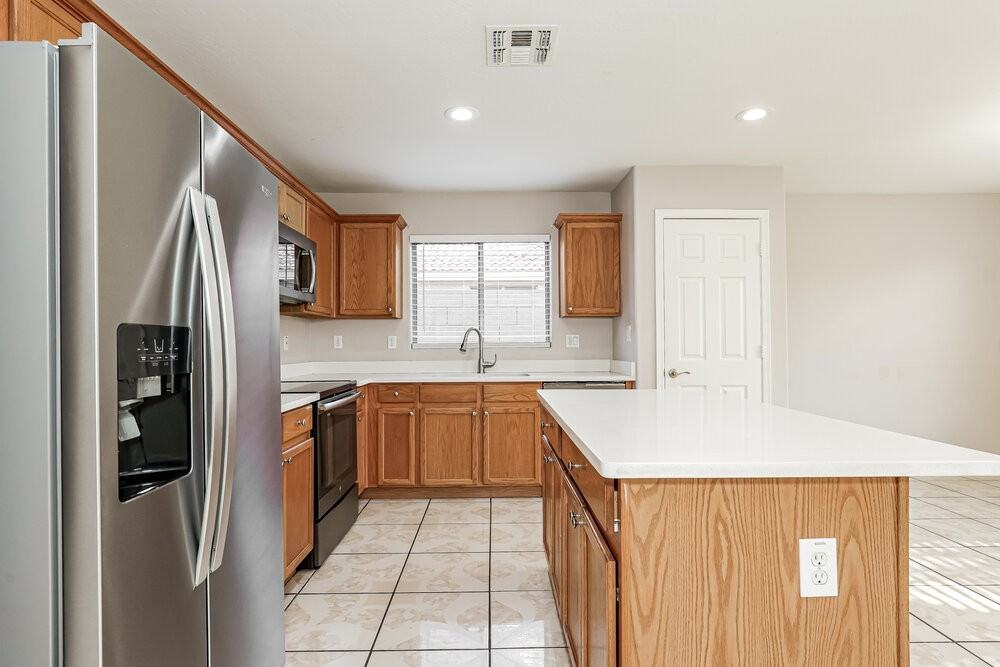 4218 N 92nd Ln - Photo 7 of 16