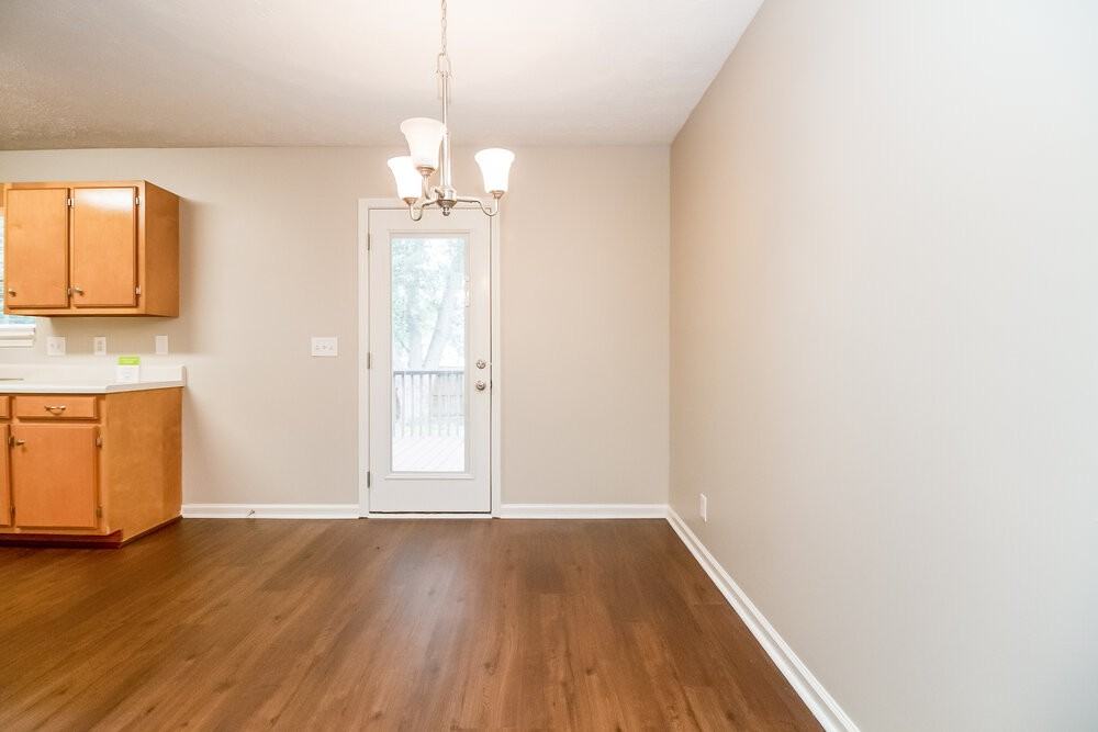 2918 Weybridge Dr - Photo 5 of 16
