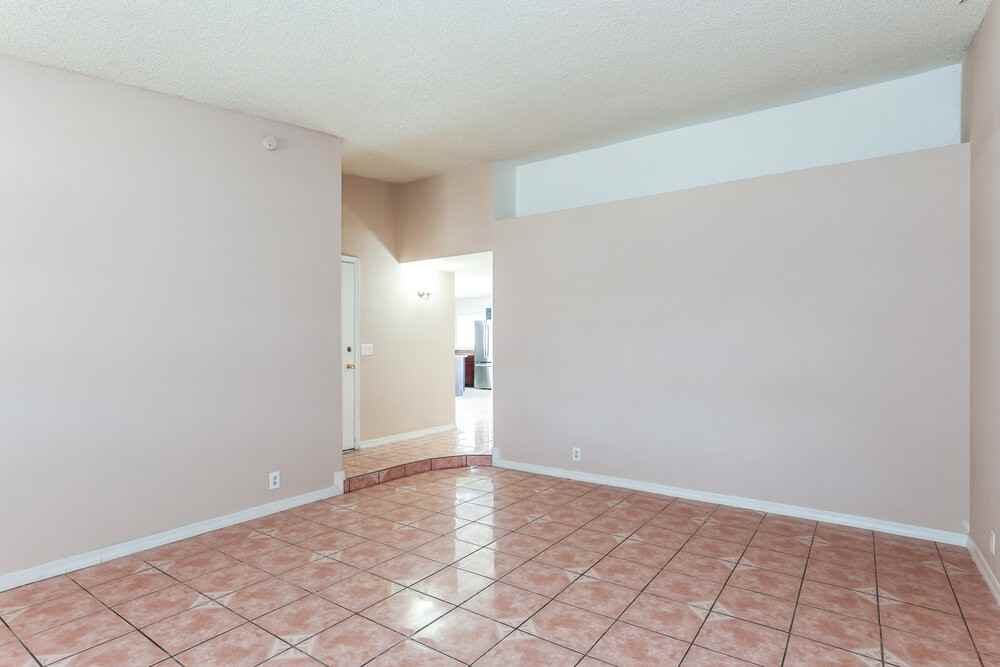 8516 W Roma Ave - Photo 3 of 16