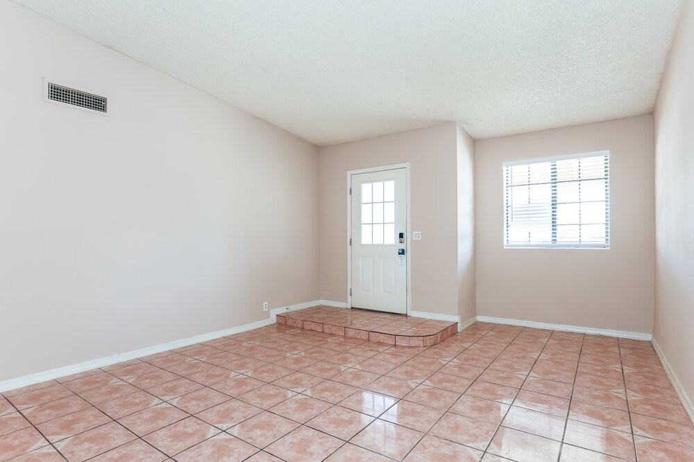 8516 W Roma Ave - Photo 4 of 16