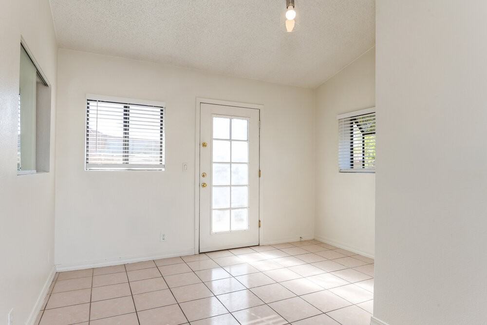 8516 W Roma Ave - Photo 5 of 16