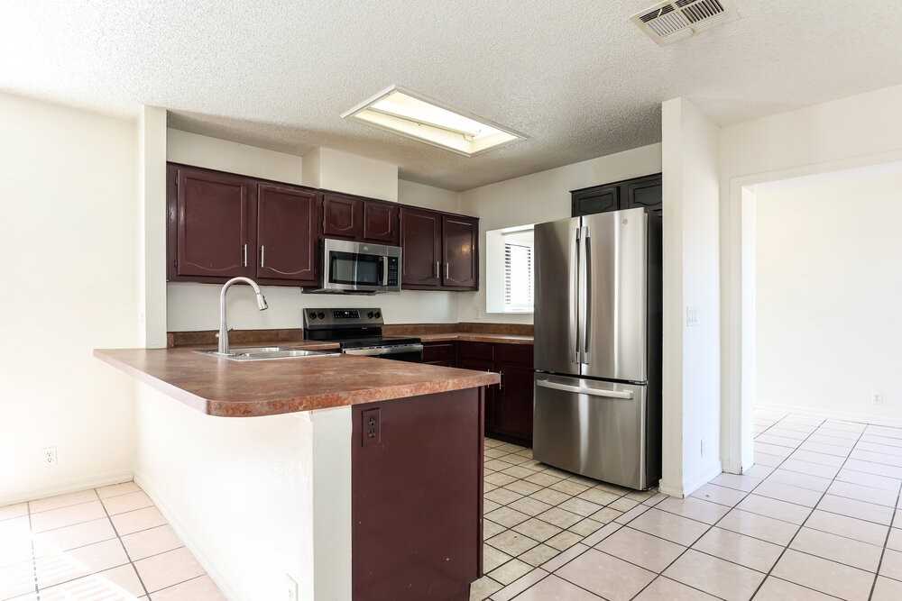 8516 W Roma Ave - Photo 6 of 16