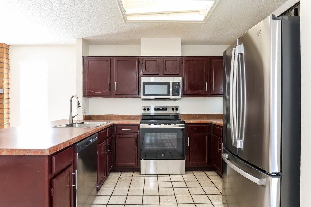 8516 W Roma Ave - Photo 7 of 16