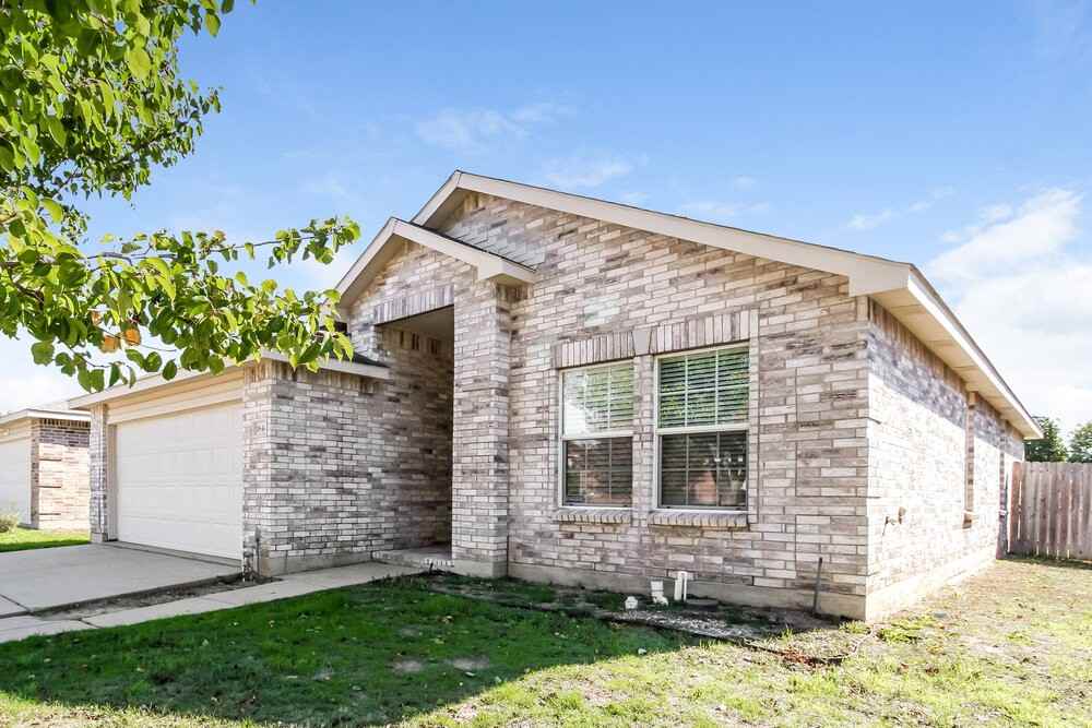 1844 Thorntree Ln - Photo 3 of 16