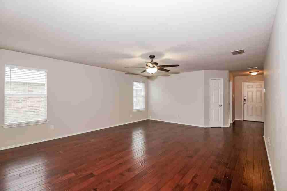 1844 Thorntree Ln - Photo 4 of 16