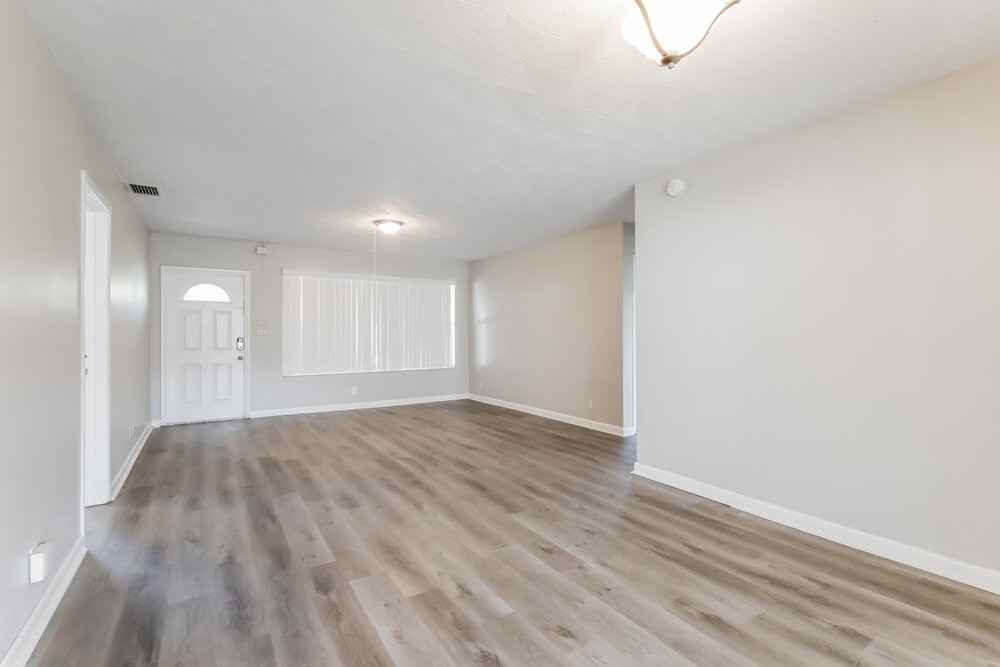 6780 Pershing St - Photo 7 of 21