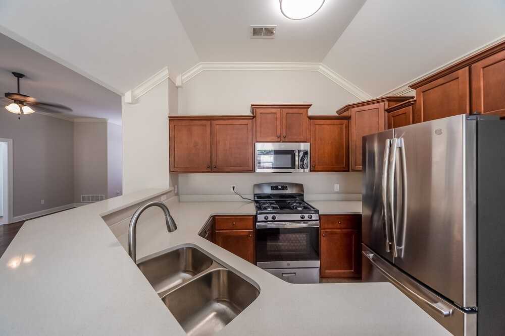 1406 Lake Front Dr E - Photo 7 of 17