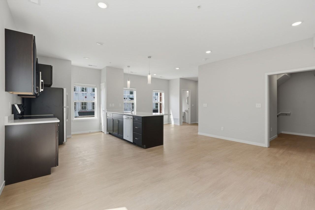 142 Russ Dr Sw #4 - Photo 4 of 50