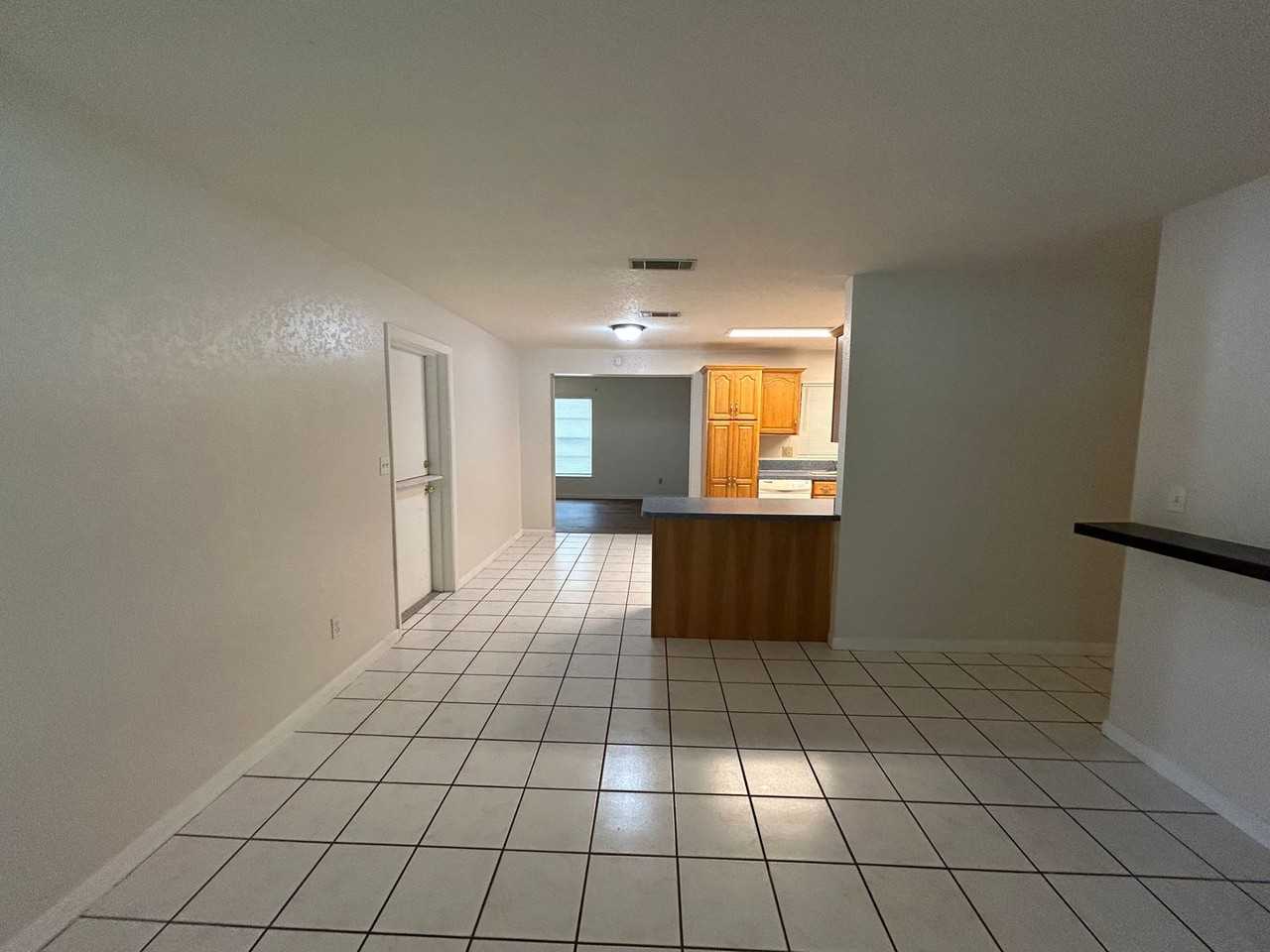 4601 Nw 29th Ter - Photo 4 of 20