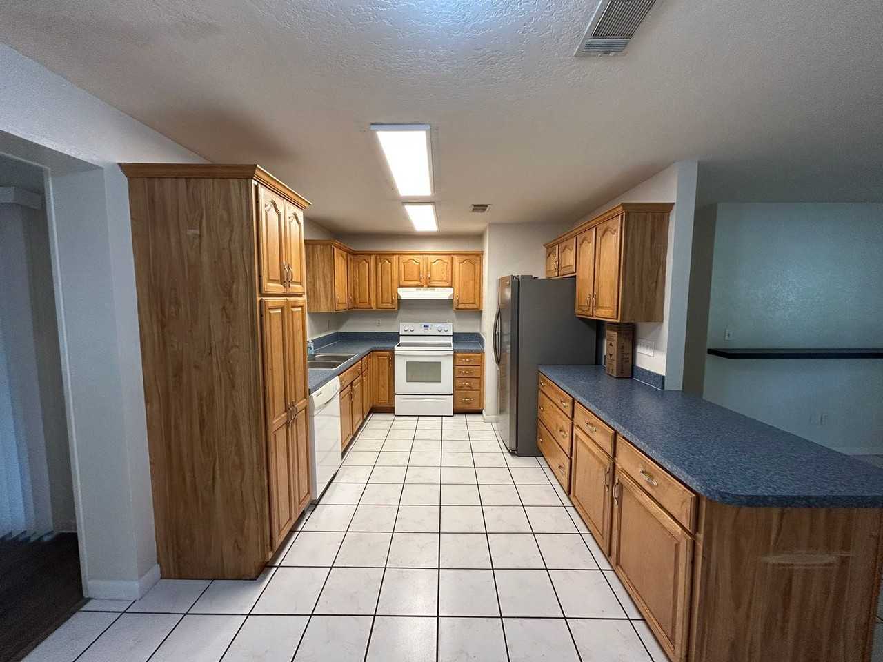 4601 Nw 29th Ter - Photo 6 of 20