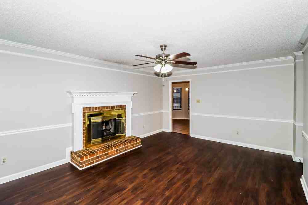 4893 Barkshire Dr - Photo 5 of 17