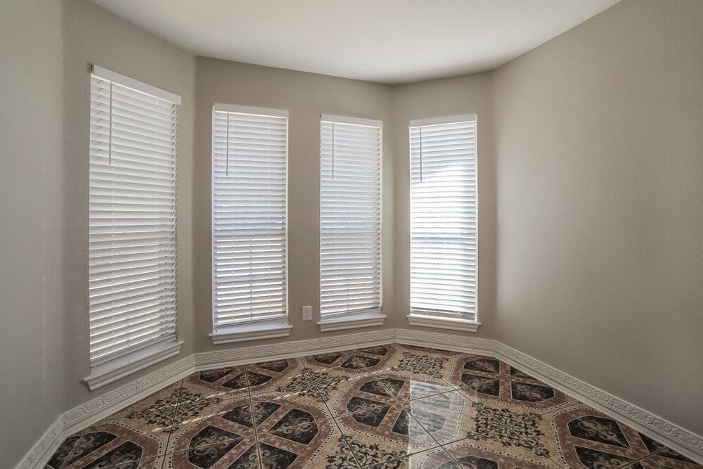 312 W Windsor Dr - Photo 5 of 16