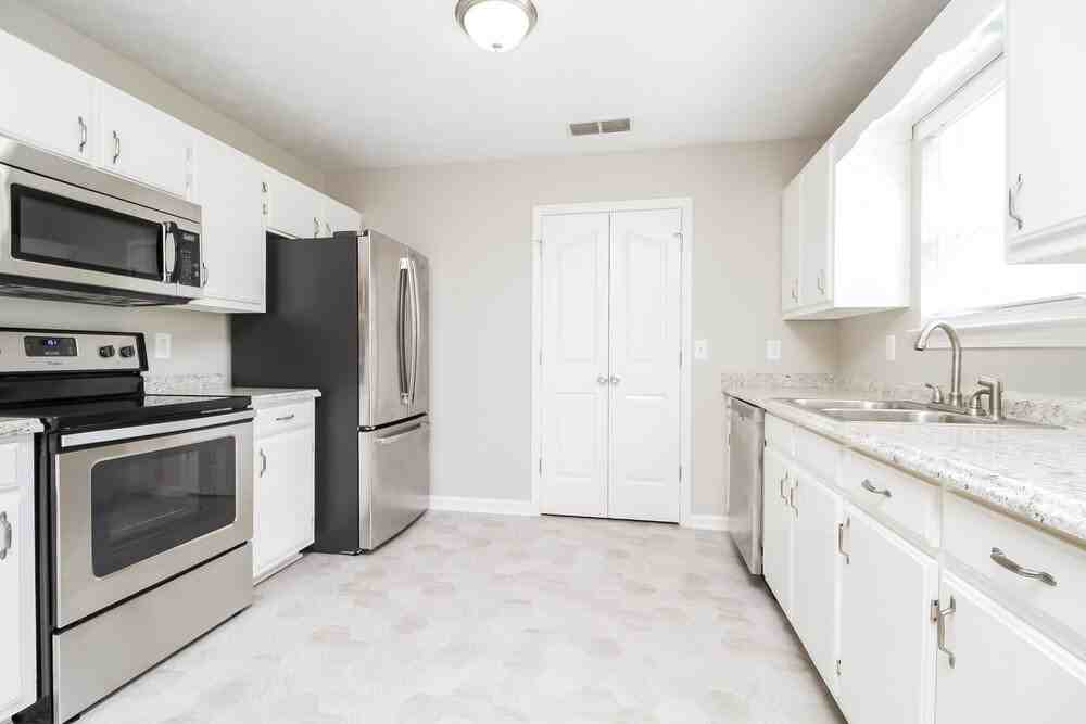 2819 Weybridge Dr - Photo 6 of 17
