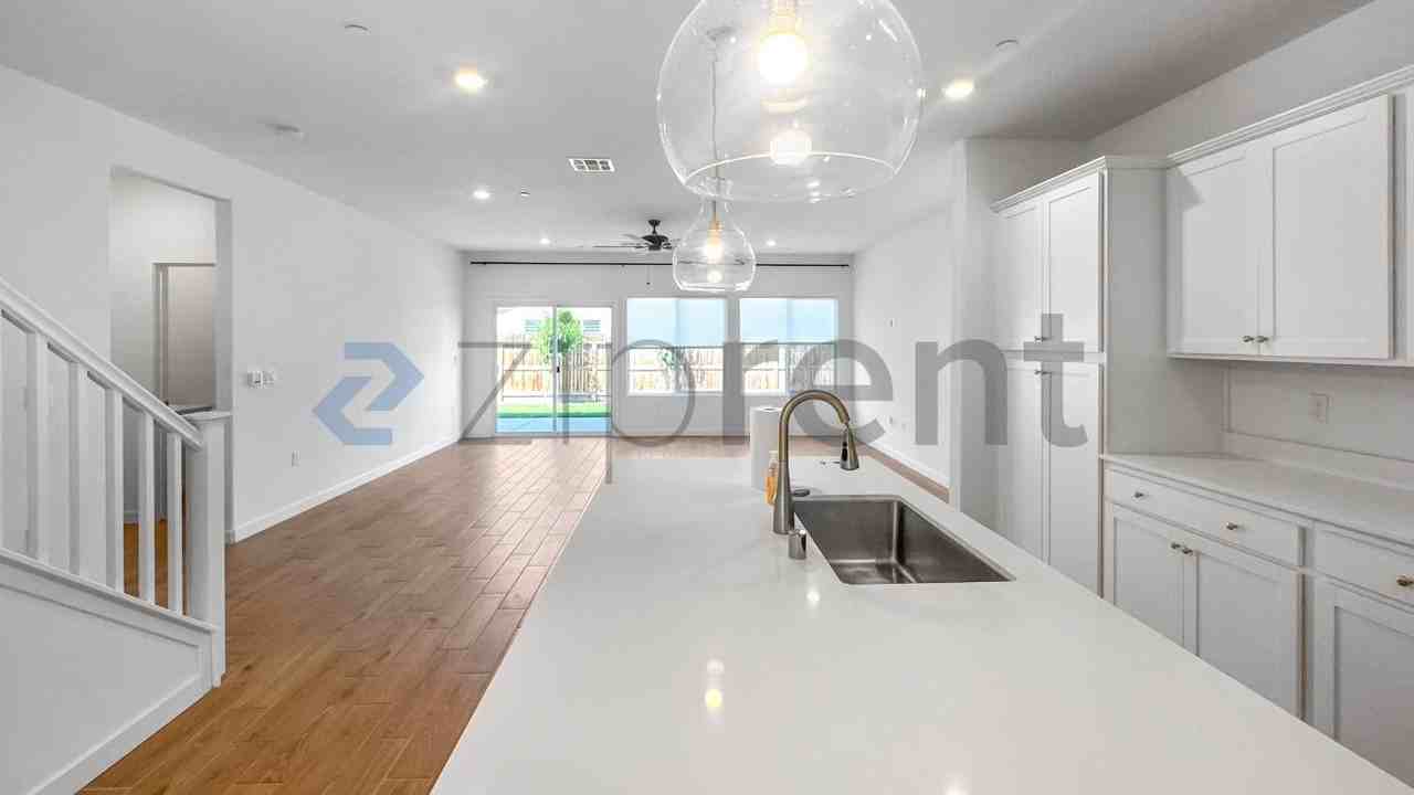 7098 E Amherst Ave - Photo 5 of 34