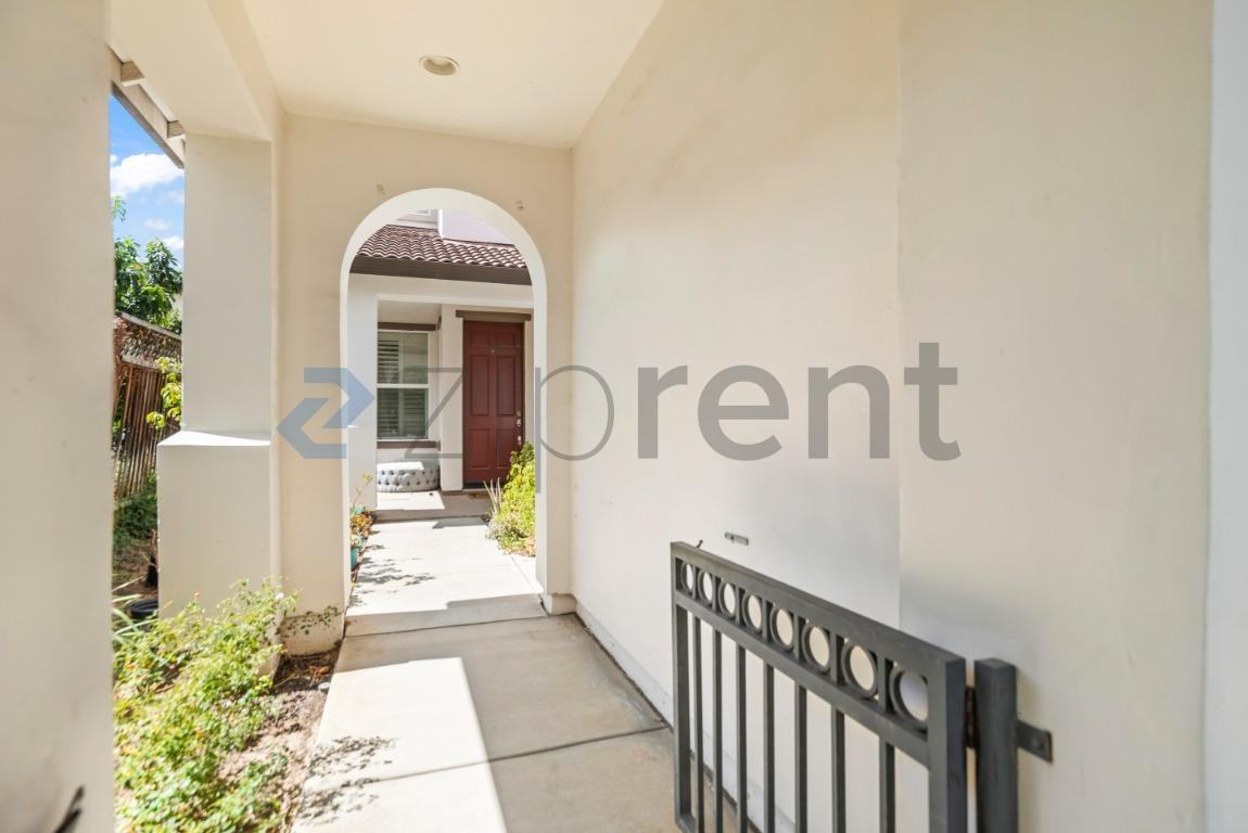 373 S Providence St - Photo 4 of 33
