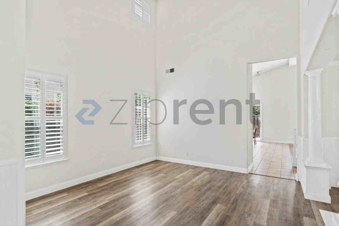 373 S Providence St - Photo 6 of 33