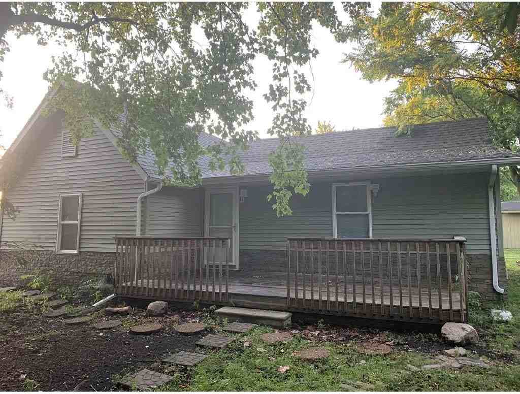 513 Se Ewing St - Photo 5 of 18