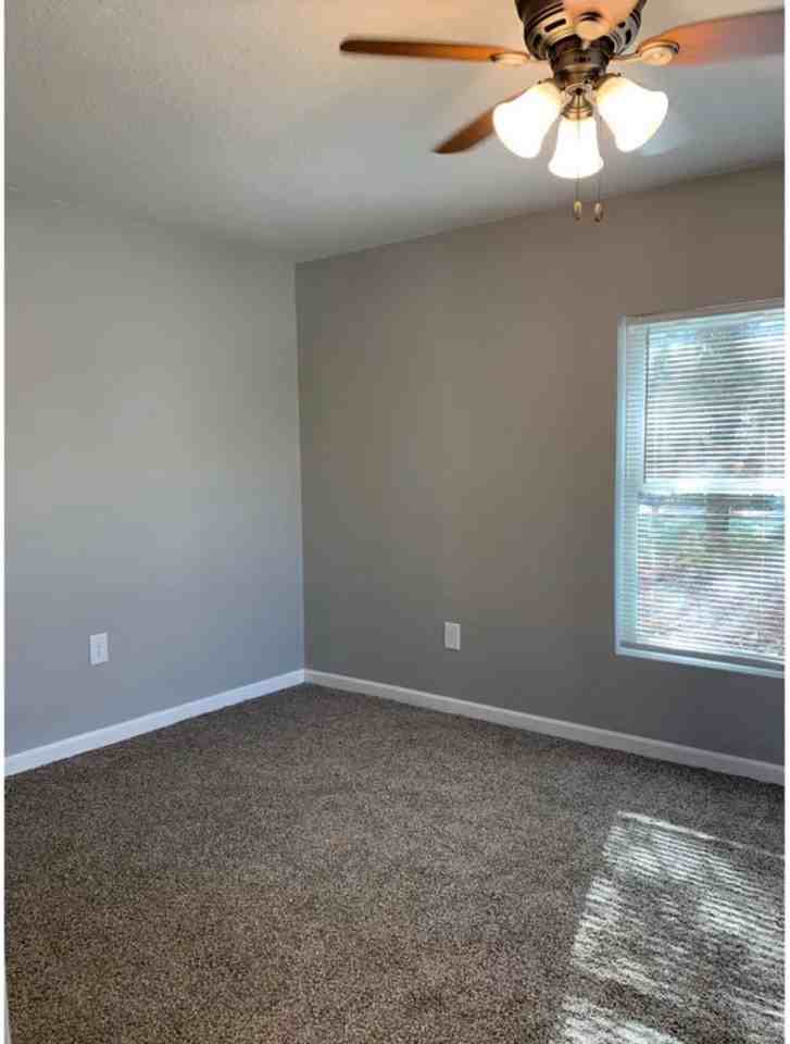 513 Se Ewing St - Photo 6 of 18