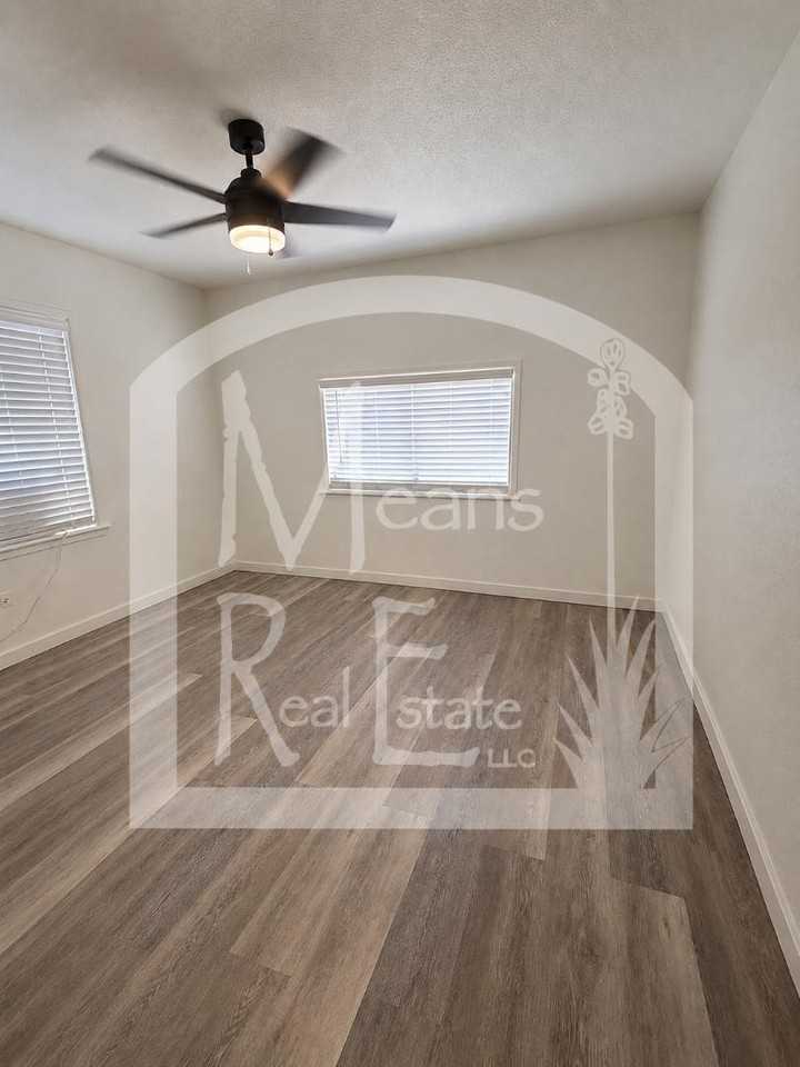 308 S Alameda St - Photo 5 of 8
