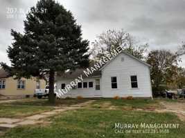 featured image of 207 W Oak St