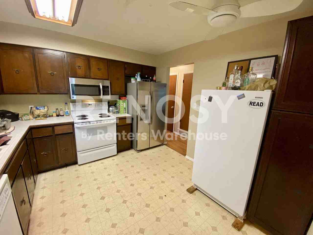 1237 Constitution Ave - Photo 7 of 23