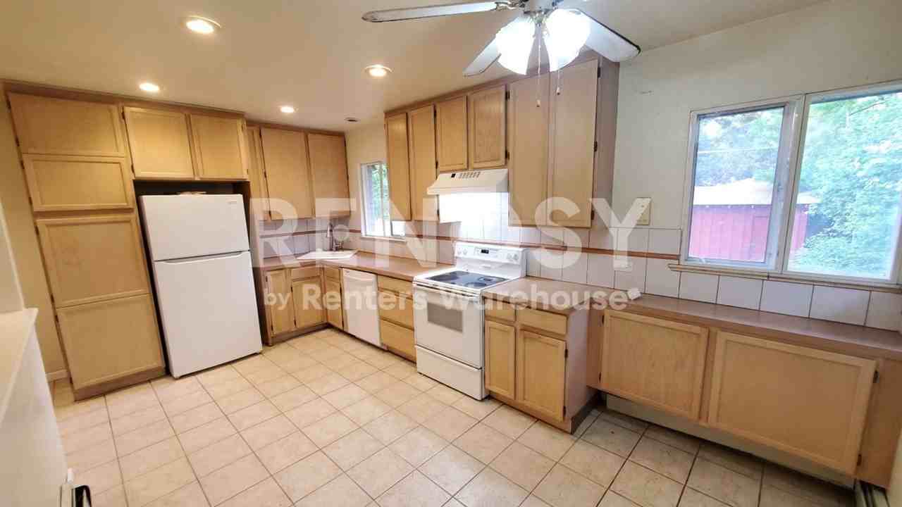 2225 S Cherry St - Photo 5 of 33