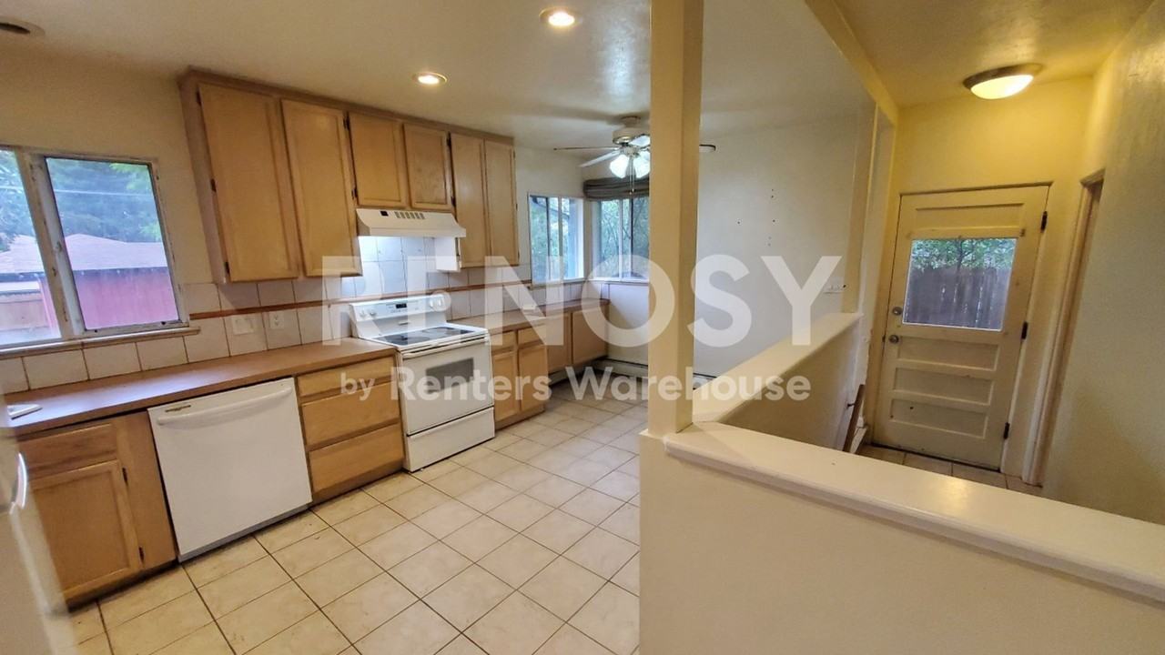 2225 S Cherry St - Photo 6 of 33