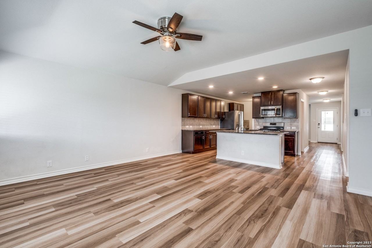 8927 Taylor Grv - Photo 3 of 12