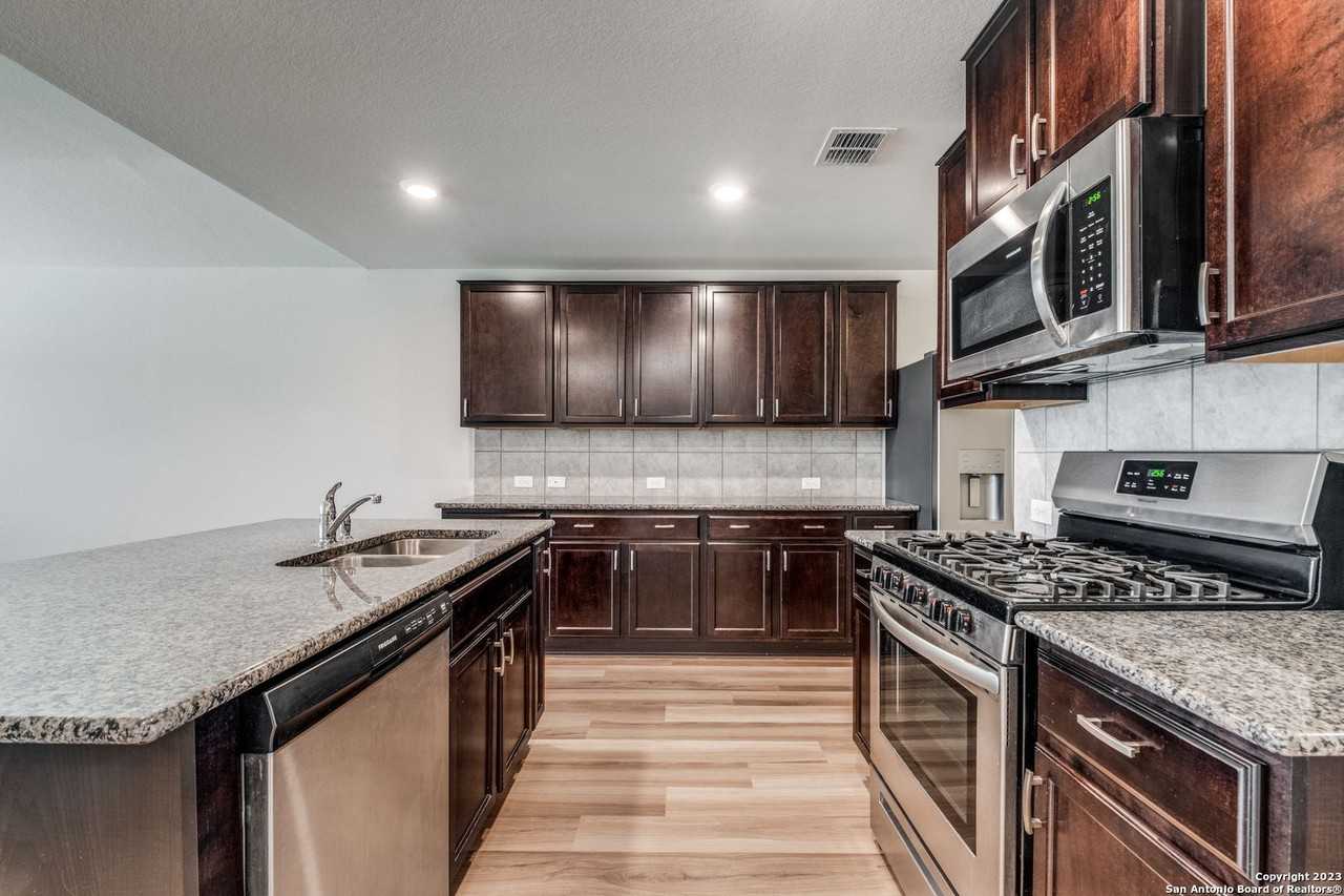 8927 Taylor Grv - Photo 4 of 12
